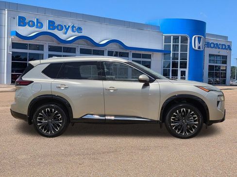 Used 2025 Nissan Rogue Platinum w/ Tech Package FWD image 4