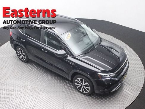 Used 2024 Volkswagen Taos SE FWD image 3