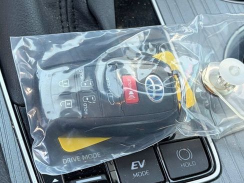 Used 2025 Toyota Sienna XLE w/ XLE Plus Package FWD image 12