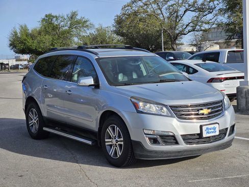 Used 2017 Chevrolet Traverse LT image 2