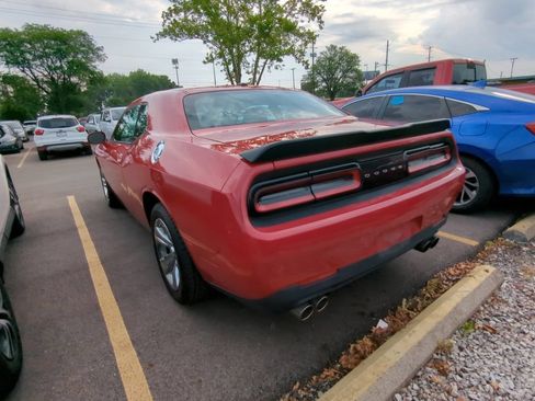 Used 2016 Dodge Challenger SXT RWD image 4