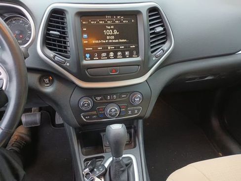 Used 2015 Jeep Cherokee Latitude w/ Comfort/Convenience Group image 11