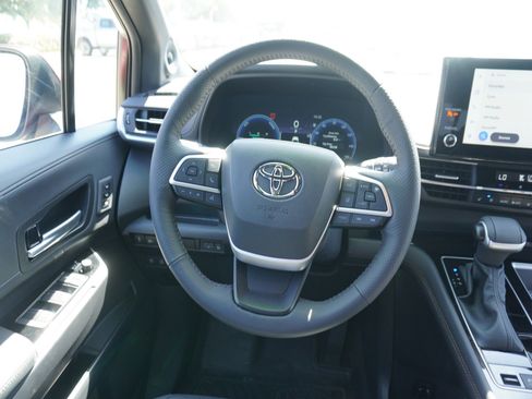 Used 2025 Toyota Sienna Platinum AWD/4WD image 22