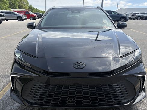 Used 2025 Toyota Camry SE w/ Convenience Package FWD image 3