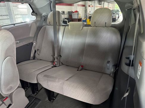 Used 2018 Toyota Sienna LE FWD image 33