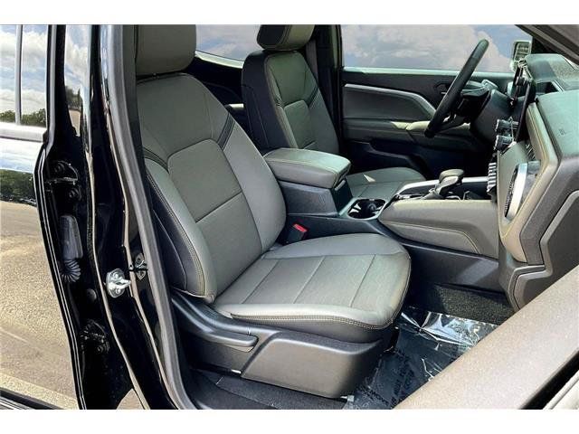 Used 2025 Chevrolet Colorado ZR2 w/ Technology Package AWD/4WD image 32