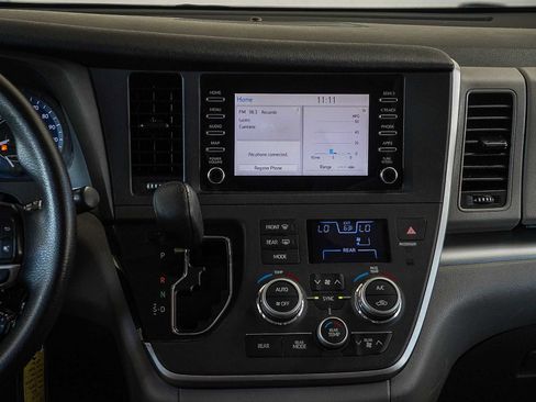 Used 2020 Toyota Sienna L image 13