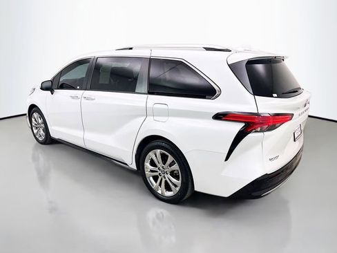 Used 2022 Toyota Sienna Platinum FWD image 5
