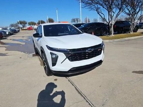 Used 2024 Chevrolet Trax RS image 2