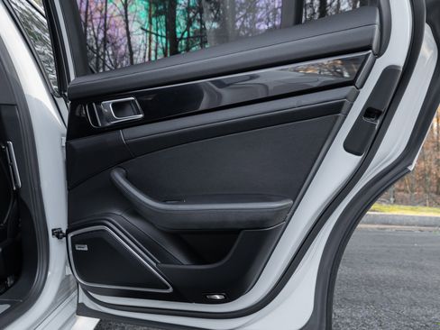 Used 2017 Porsche Panamera image 34