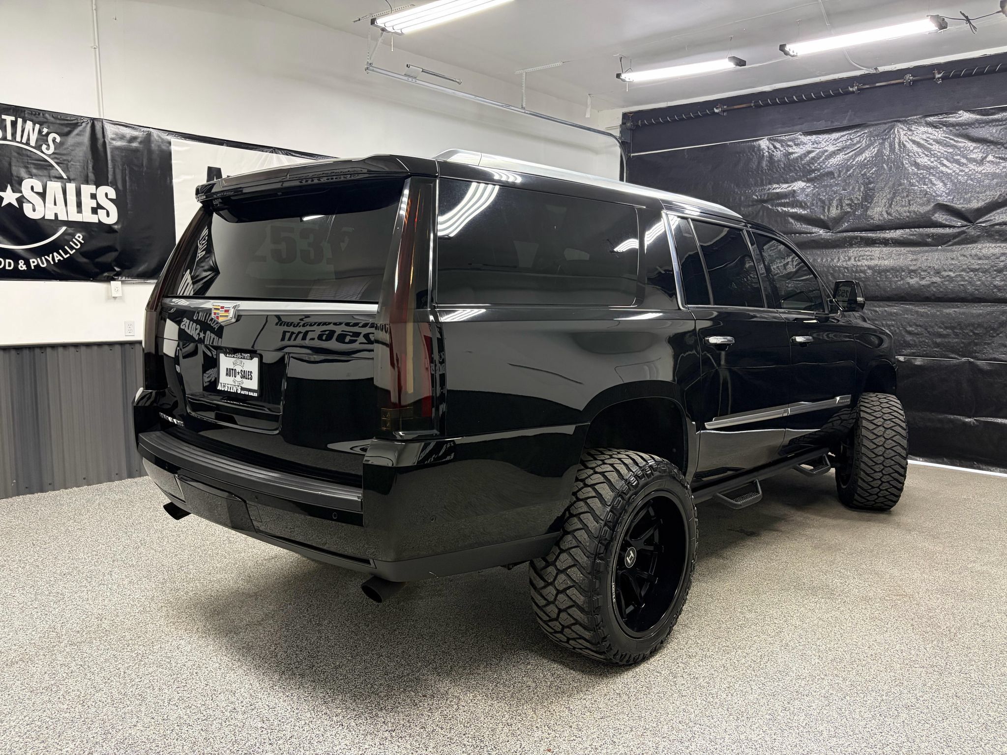 Used 2018 Cadillac Escalade ESV Luxury AWD/4WD image 3