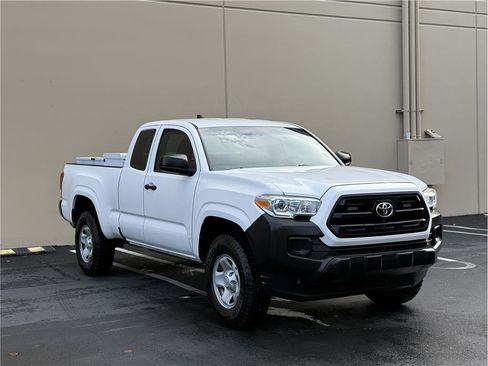 Used 2017 Toyota Tacoma 2WD Access Cab image 3