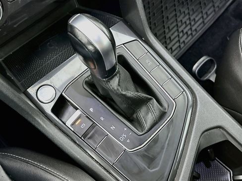 Used 2020 Volkswagen Tiguan SE w/ Panoramic Sunroof Package FWD image 23
