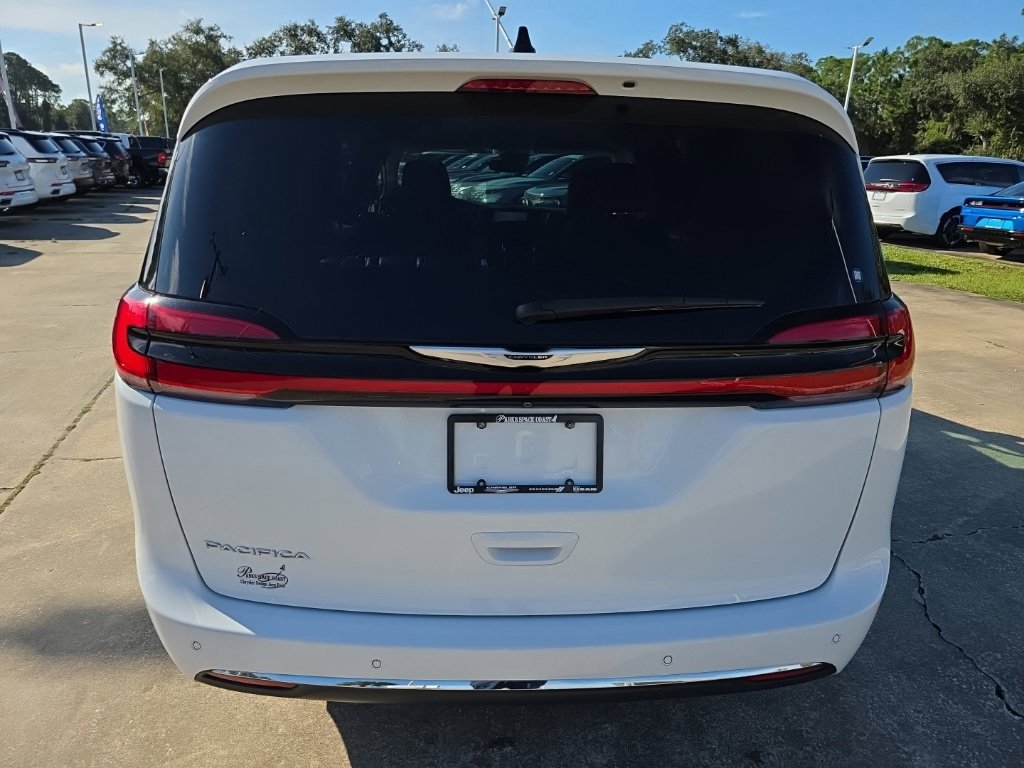 Used 2023 Chrysler Pacifica Touring-L FWD image 3