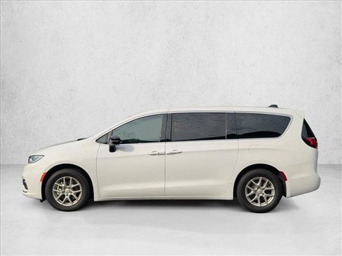 Used 2025 Chrysler Pacifica Select FWD image 8