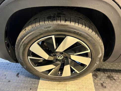 Certified 2024 Volkswagen Atlas Cross Sport SE image 9