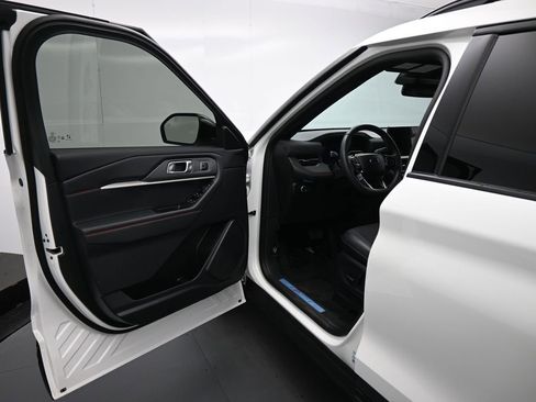 Certified 2025 Ford Explorer ST-Line w/ Premium Package image 9