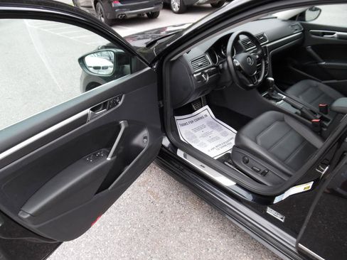 Used 2017 Volkswagen Passat 1.8T R-Line FWD image 10