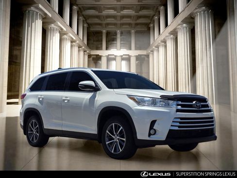 Used 2019 Toyota Highlander XLE AWD/4WD image 2