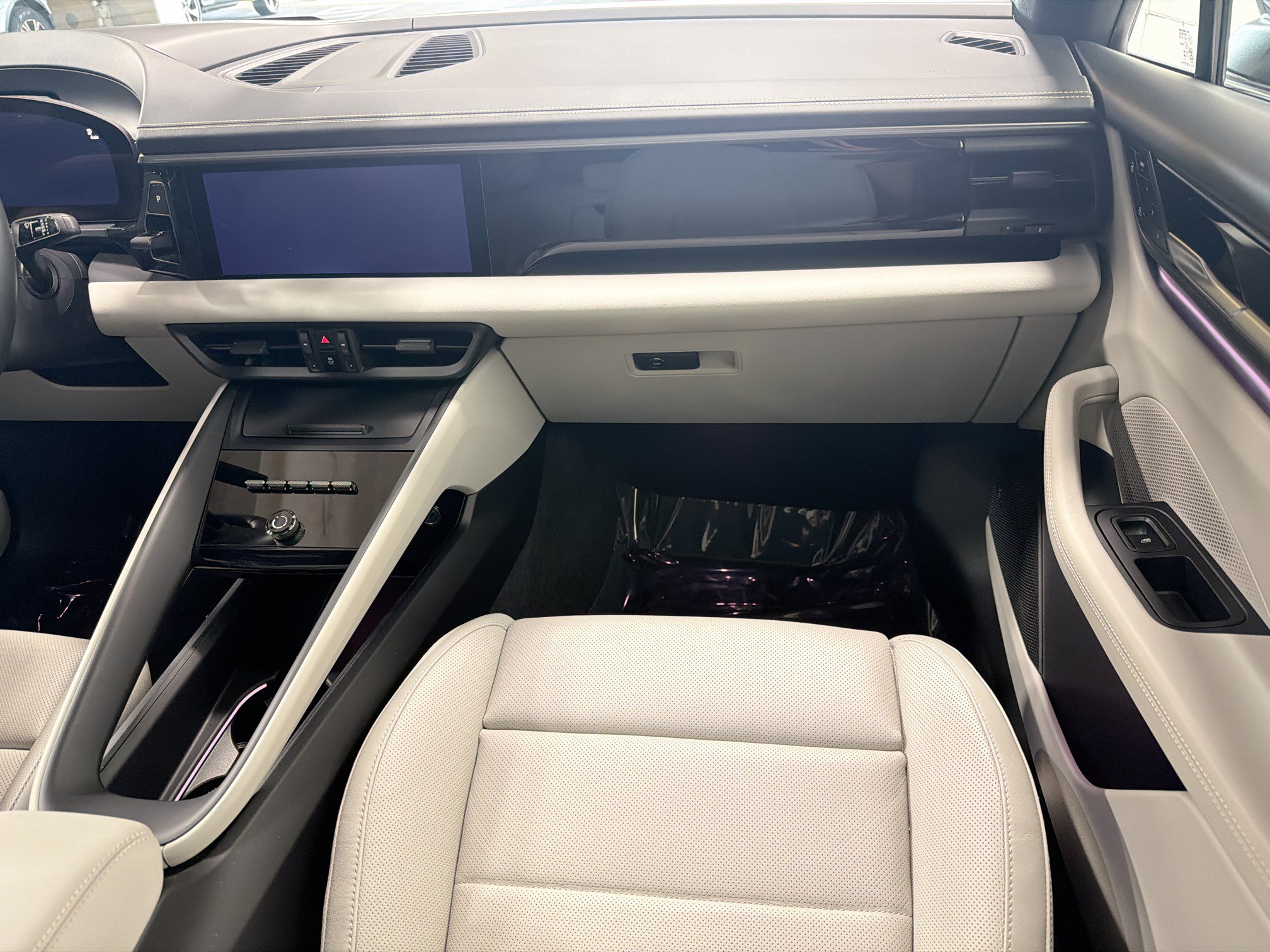 Certified 2026 Porsche Macan 4S Electric AWD/4WD image 19