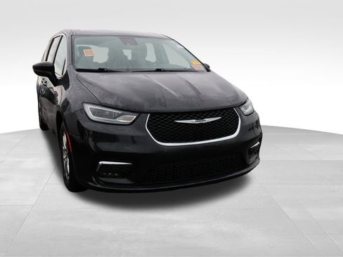Used 2023 Chrysler Pacifica Touring-L FWD image 9