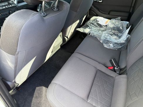 Certified 2025 Nissan Frontier SV image 18