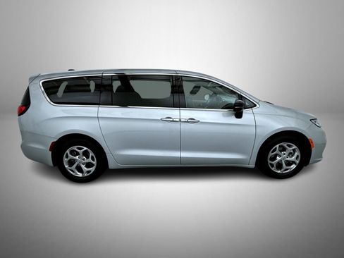 Used 2024 Chrysler Pacifica Limited image 4