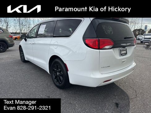 Used 2023 Chrysler Voyager LX image 5