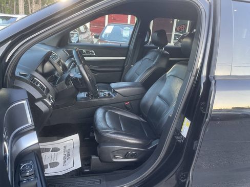 Used 2017 Ford Explorer XLT w/ Equipment Group 202A AWD/4WD image 12