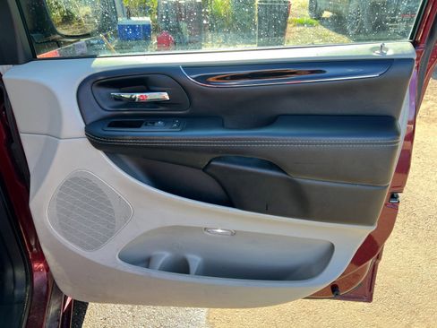 Used 2020 Dodge Grand Caravan SXT image 17