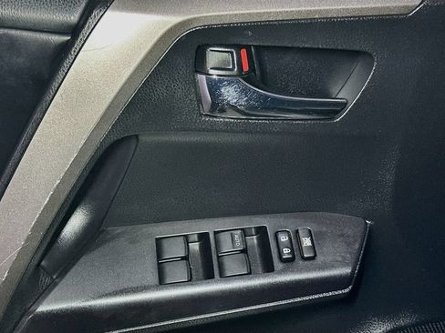 Used 2018 Toyota RAV4 XLE AWD/4WD image 15