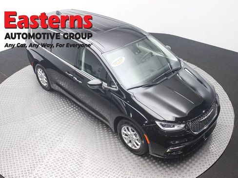 Used 2024 Chrysler Pacifica Touring-L FWD image 3