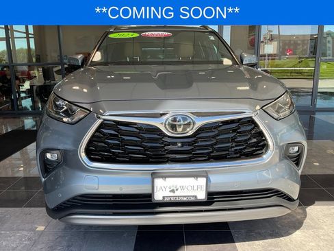 Used 2023 Toyota Highlander Platinum AWD/4WD image 2