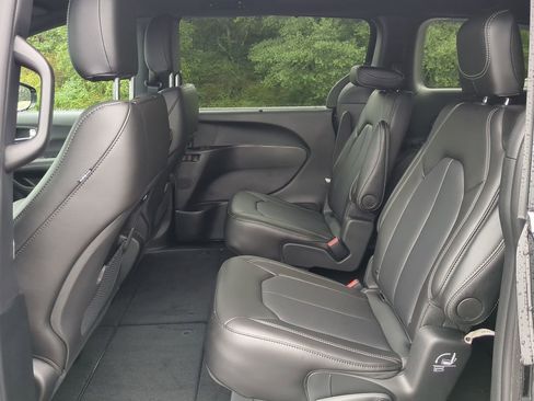 New 2026 Chrysler Pacifica Select image 12