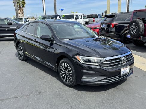 Used 2019 Volkswagen Jetta SEL FWD image 2