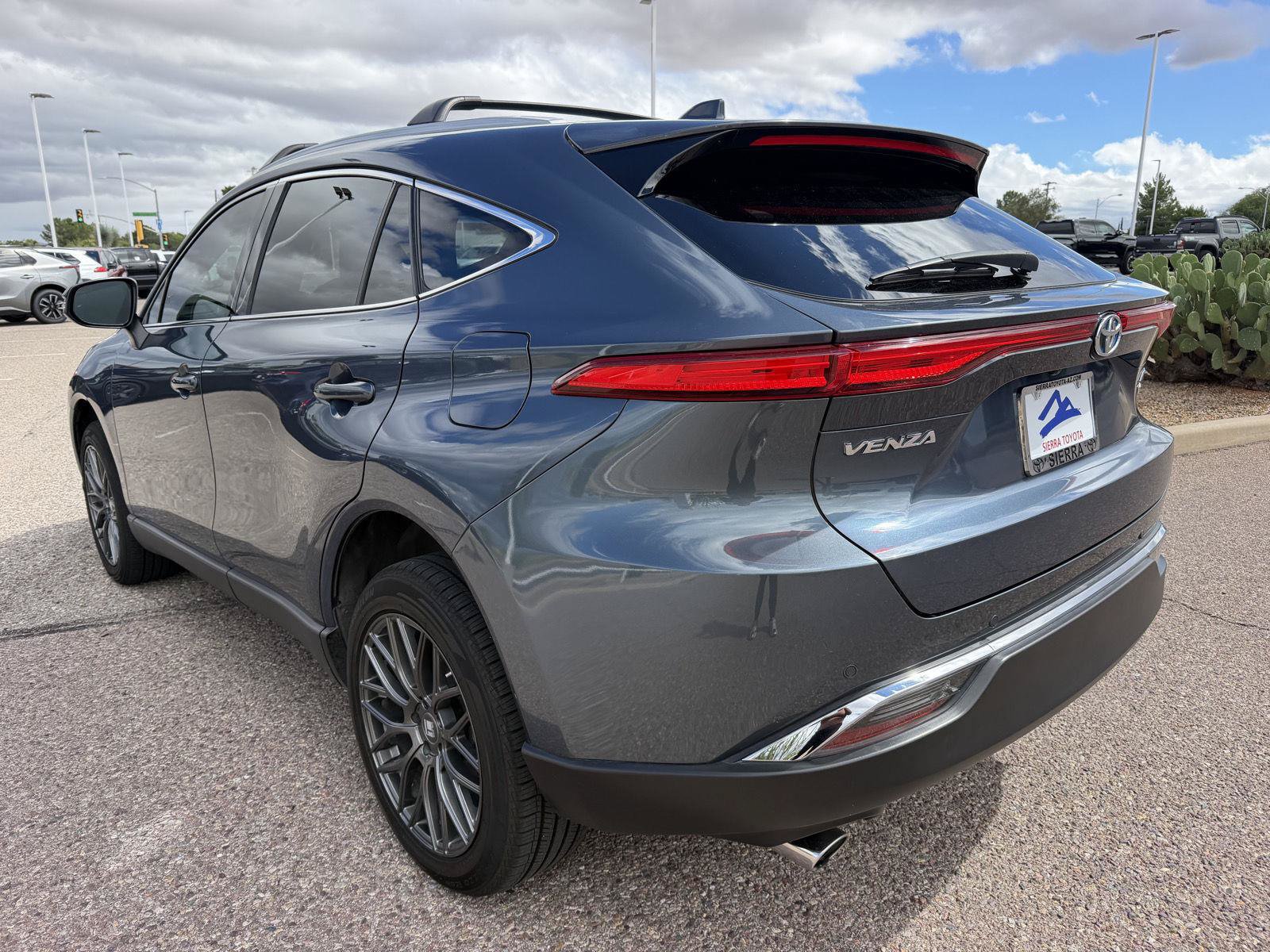Used 2022 Toyota Venza Limited AWD/4WD image 3