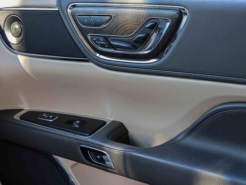 Used 2018 Lincoln Continental Reserve image 14