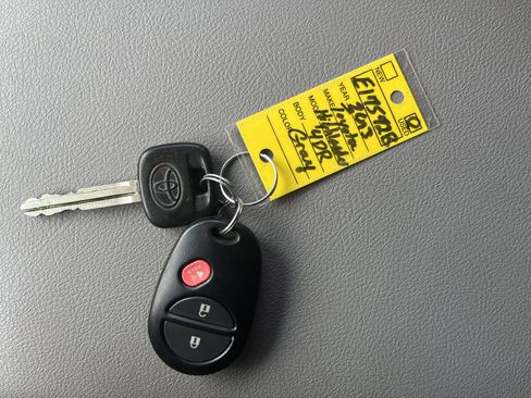 Used 2013 Toyota Highlander 4WD V6 w/ Cold Weather Pkg image 28