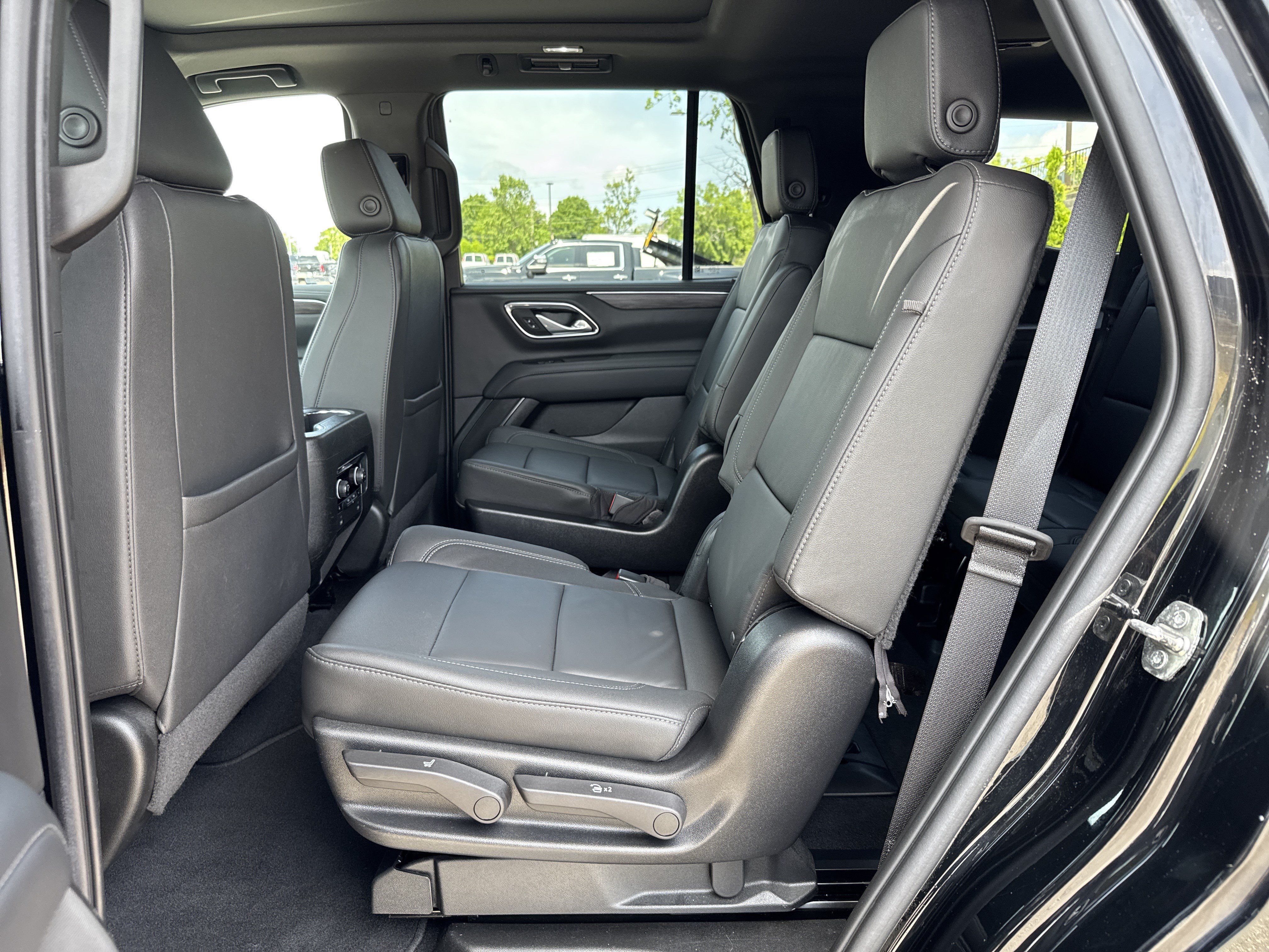 Used 2022 Chevrolet Tahoe LT w/ Luxury Package AWD/4WD image 31