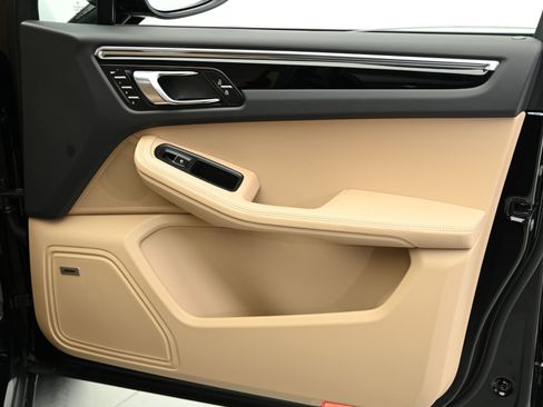 Used 2025 Porsche Macan image 27