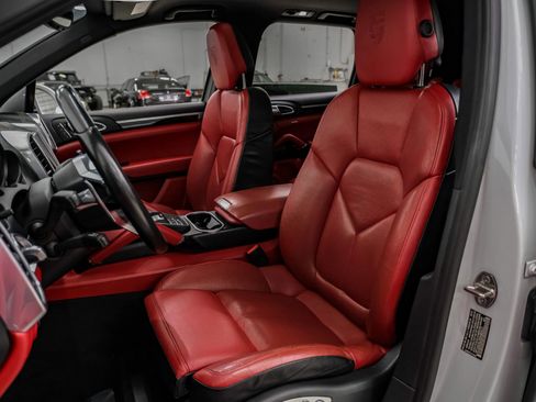 Used 2017 Porsche Cayenne Platinum Edition image 30