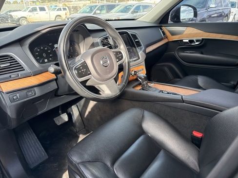 Used 2022 Volvo XC90 T6 Momentum w/ Climate Package image 2
