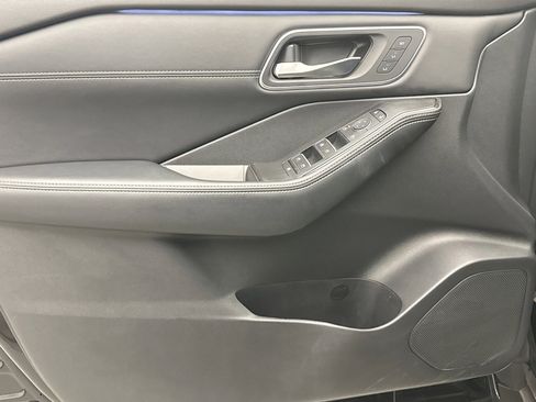 Used 2025 Nissan Rogue Platinum w/ Platinum Premium Package image 9