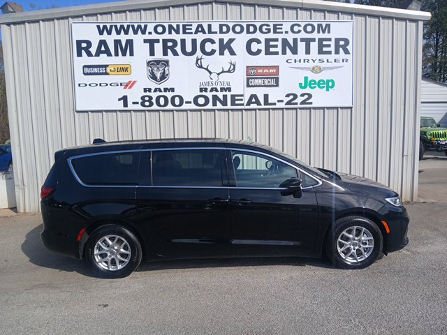 Used 2025 Chrysler Pacifica Select FWD image 2