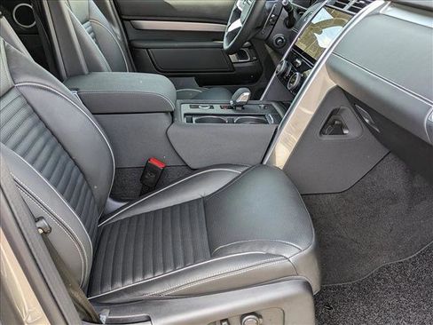 Used 2024 Land Rover Discovery Dynamic SE image 18