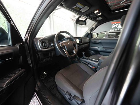Used 2017 Toyota Tacoma TRD Off-Road w/ Premium & Technology Package AWD/4WD image 9