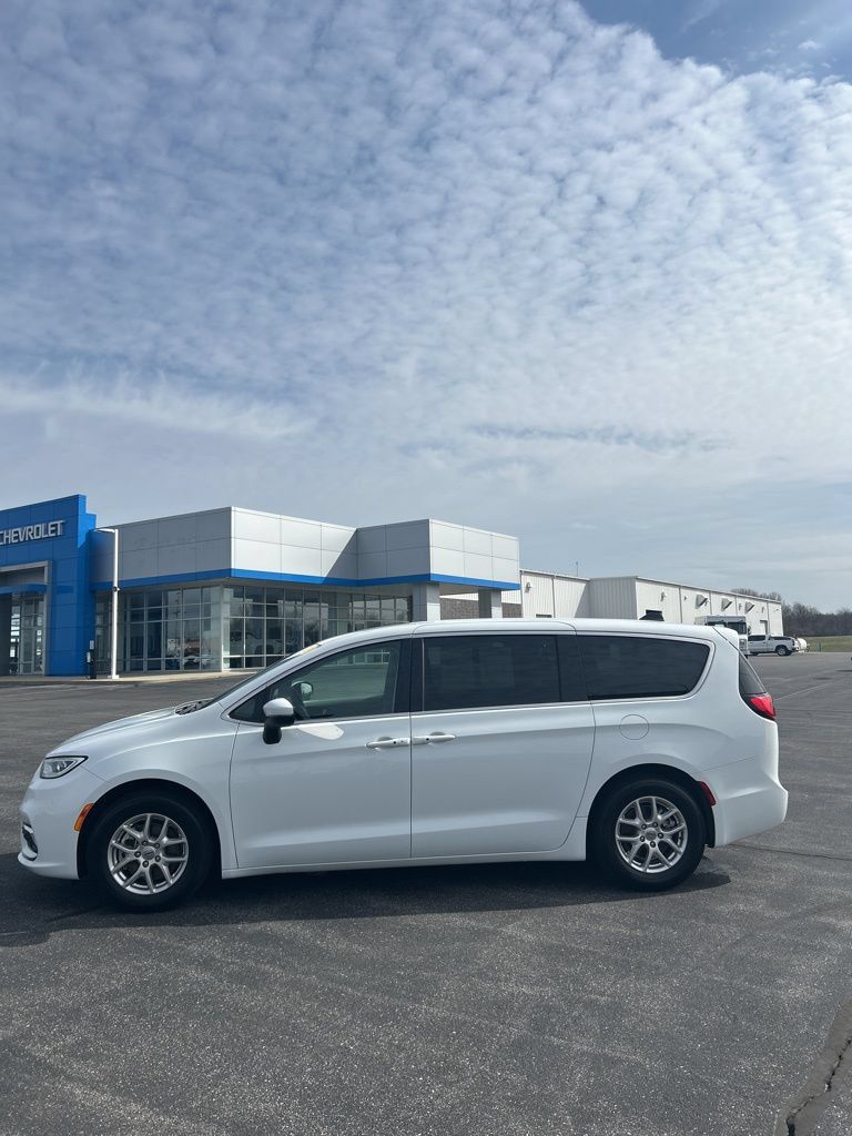 Used 2023 Chrysler Pacifica Touring-L FWD image 7