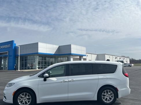 Used 2023 Chrysler Pacifica Touring-L FWD image 7