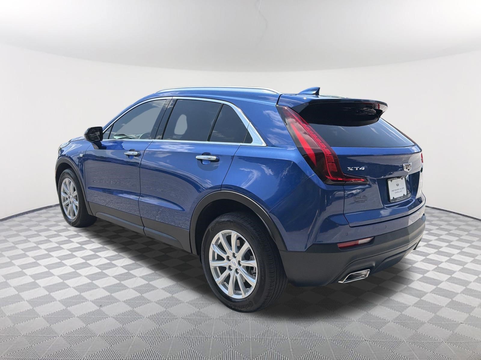 Certified 2023 Cadillac XT4 Luxury w/ Cold Weather Package FWD image 8