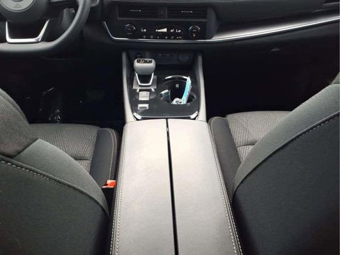 Used 2024 Nissan Rogue SV FWD image 10
